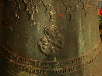 ...e con in rilievo un�effigie della Madonna col bambino